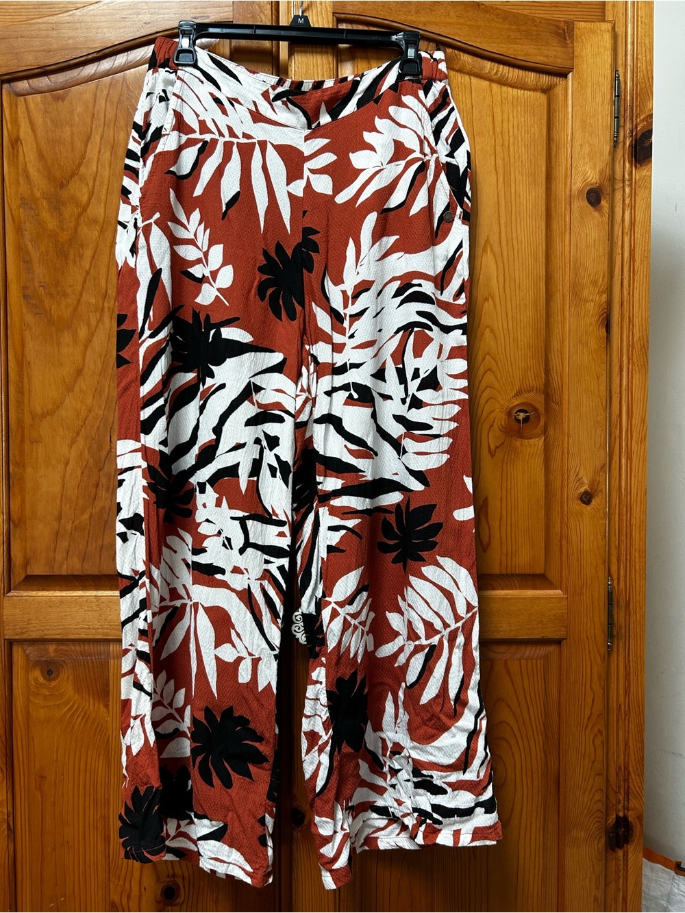 Roxy Rust, White & Black Tropical Wide-leg Pants